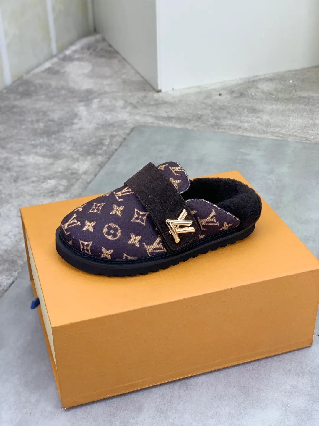 Men's Men's Shoes P480 New Couple Style LV Louis Vuitton L Family Donkey Brand Latest Easy Series Birkenstock Baotou Thick Sole Wool Slippers Sandals Original purchase, development and production This LV Easy sandal is made of suede cow leather, with Monogram pattern to highlight the trendy style. Adjustable straps with illuminated LV letters, flexible insoles and micro outsoles provide a light and comfortable experience. Exquisite packaging at the delivery counter 🛍📦 ▪️Fabric: Original custom imported first-layer cowhide ▪️Inner lining: Original customized warm wool lining ▪️Outsole: Original open-molded rubber foam material ▪️Sole thickness: 4CM ▪️Size: Men and women 35-45
